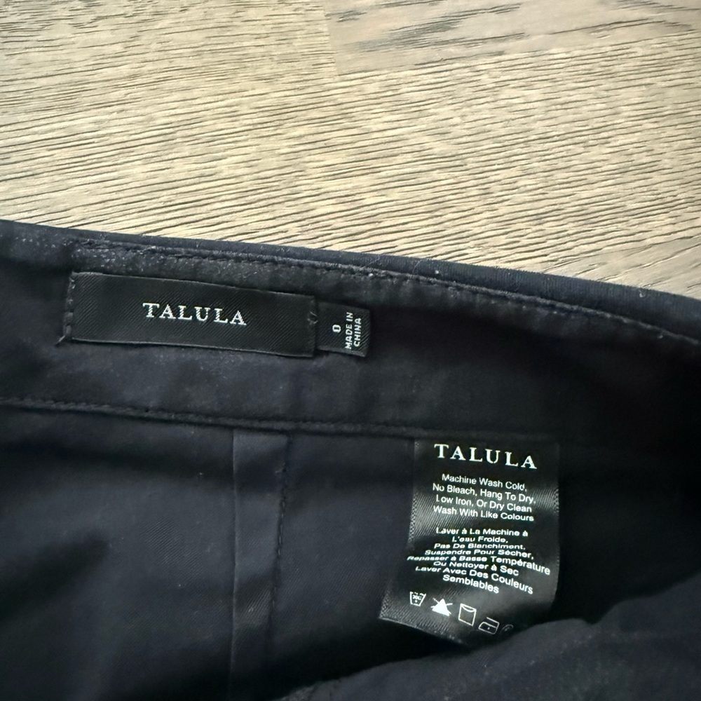 Aritzia Women's Black Shorts/Skort - Picture 4 of 4
